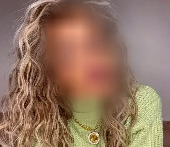 Roisin, 35